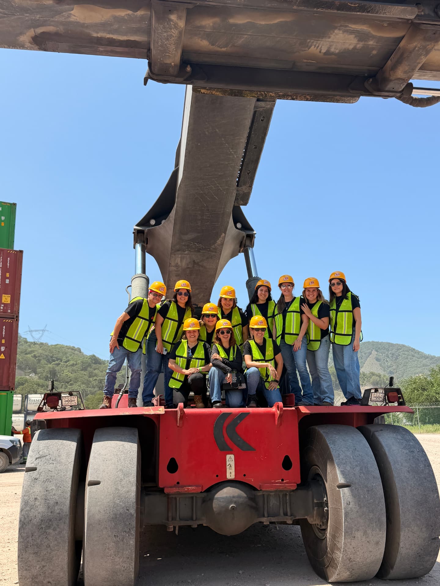 Equipo de GFS Customs en una visita operativa a patio de contenedores